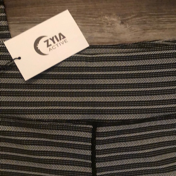 Zyia Black Aztec Adrenaline 7/8 24 leggings - Picture 6 of 6